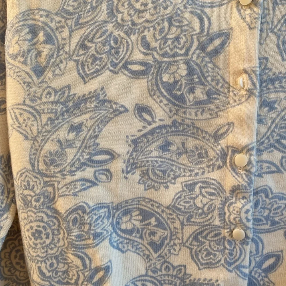Old Navy cream background